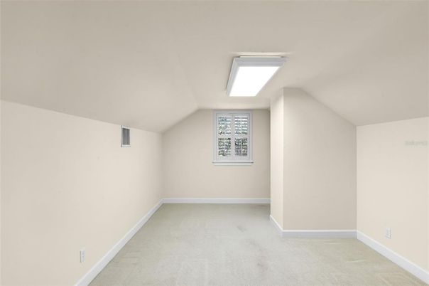 Empty room, Interior