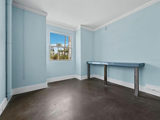 Empty room, Interior