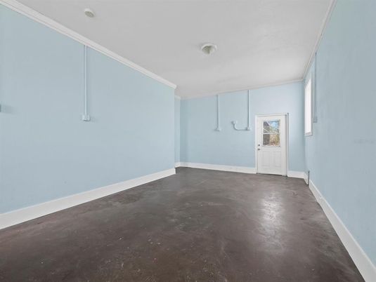 Empty room, Interior