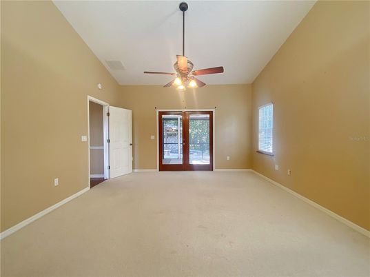 Empty room, Interior