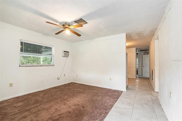 Empty room, Interior