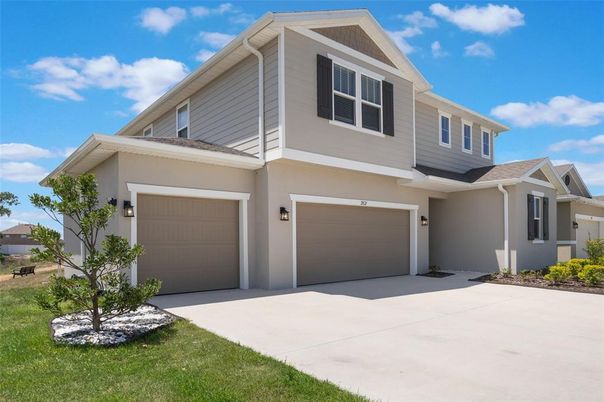 Attached, Exterior, Facade, American Craftsman