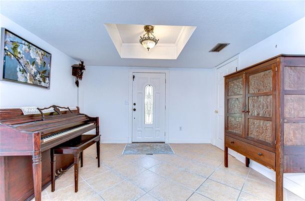 Interior, Piano