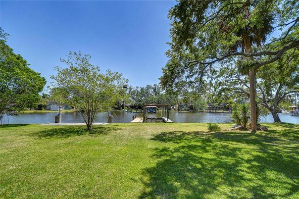 Exterior, Lake