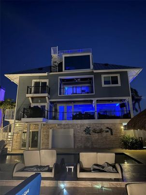 Exterior, Facade, Modern