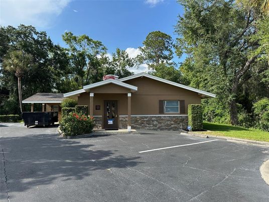 Exterior, Facade, Ranch