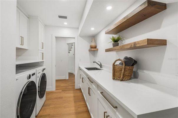 Interior, Recessed Lighting, Washer, Wood Texture Flooring