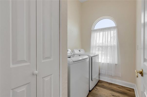 Interior, Washer, Wood Texture Flooring