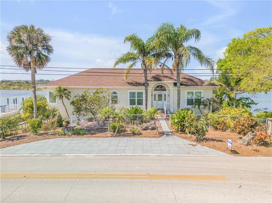 Backyard, Exterior, Facade, Ranch