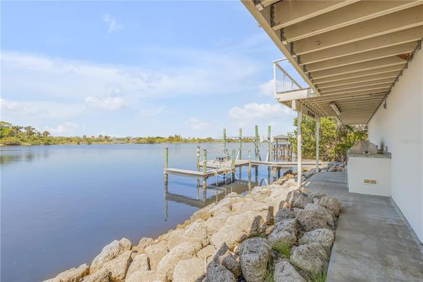Exterior, Lake