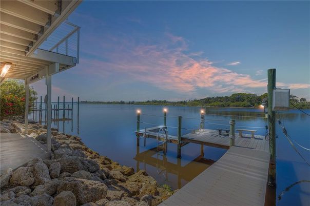 Exterior, Lake