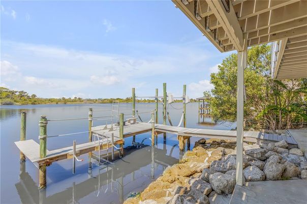Exterior, Lake