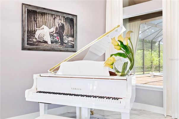 Interior, Piano