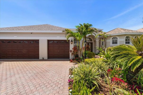 Attached, Exterior, Facade, Mediterranean