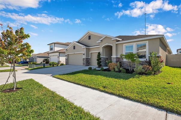 Attached, Exterior, Facade, American Craftsman