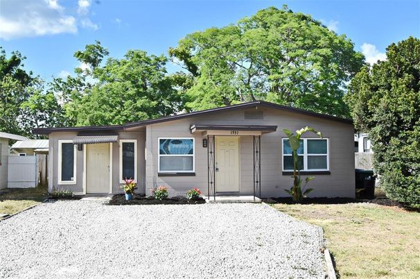 Exterior, Facade, Ranch