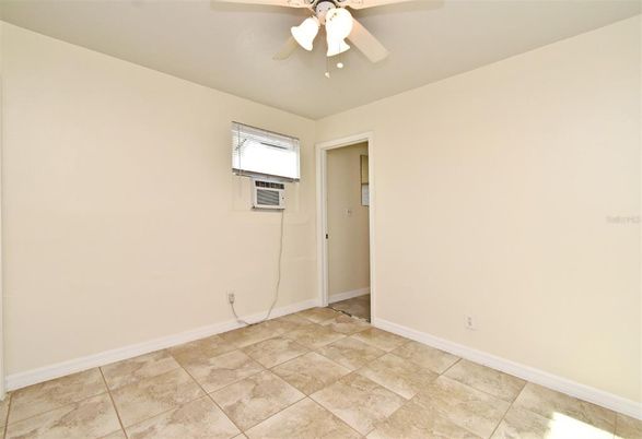Empty room, Interior