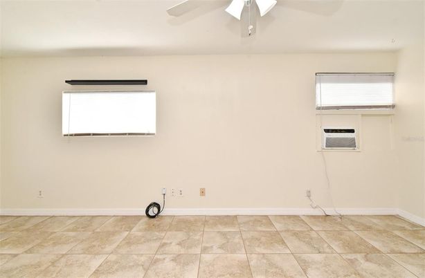 Empty room, Interior