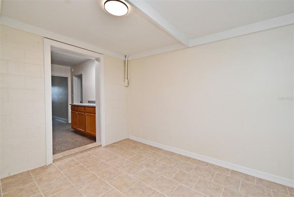 Empty room, Interior