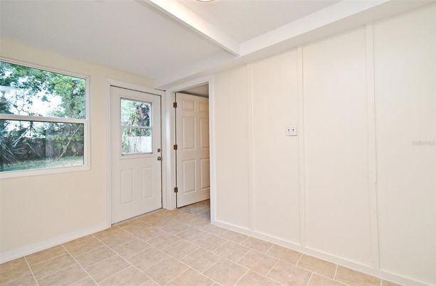 Empty room, Interior
