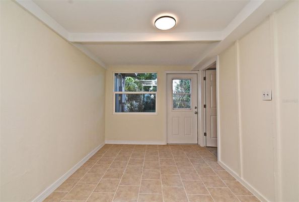 Empty room, Interior