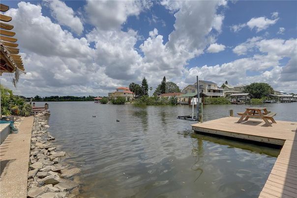 Exterior, Lake