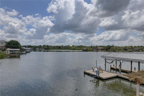 Exterior, Lake