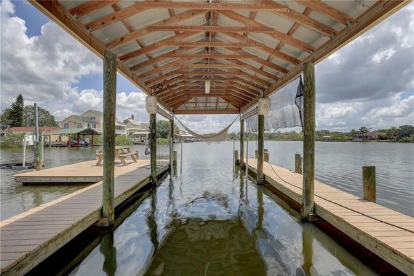 Exterior, Lake