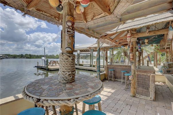 Exterior, Lake