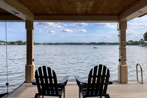 Exterior, Lake