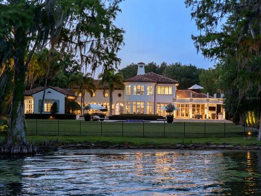 Exterior, Facade, Lake, Mediterranean