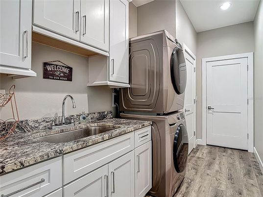 Interior, Recessed Lighting, Washer, Wood Texture Flooring