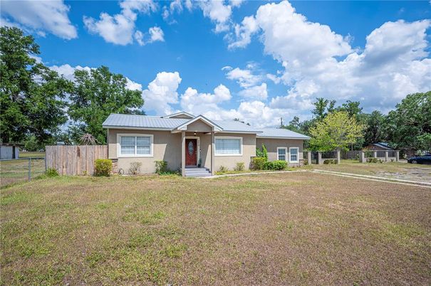Backyard, Exterior, Facade, Ranch