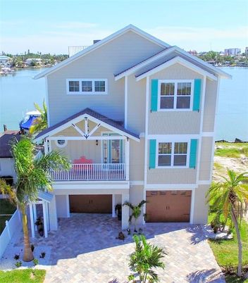 Attached, Exterior, Facade, Water, American Craftsman
