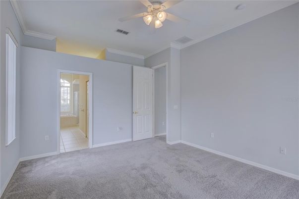 Empty room, Interior