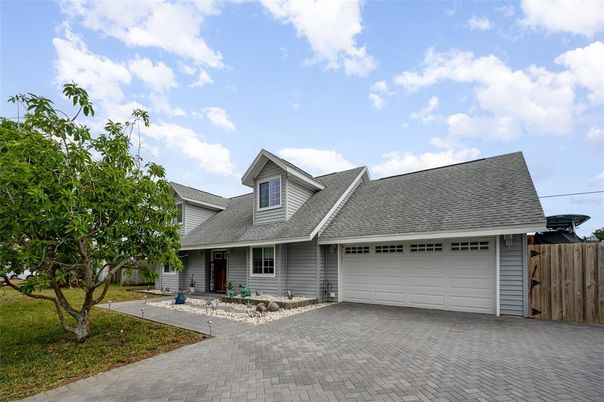 Attached, Exterior, Facade, Cape Cod