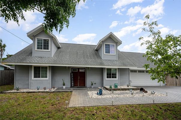 Attached, Exterior, Facade, Cape Cod