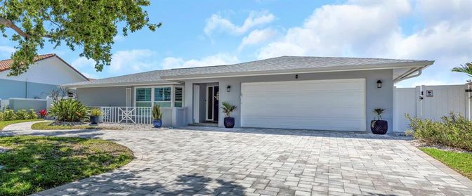 Attached, Exterior, Facade, Ranch