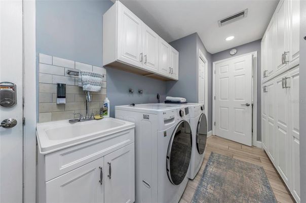 Interior, Recessed Lighting, Washer, Wood Texture Flooring