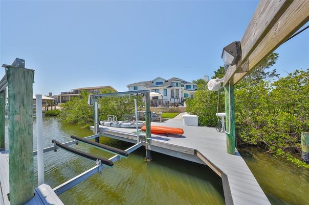 Exterior, Lake