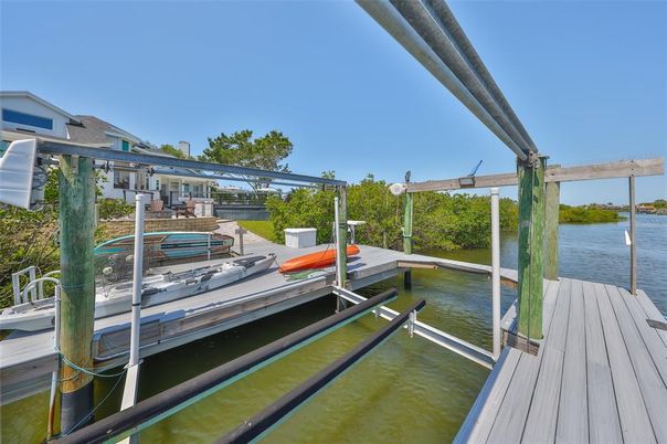 Exterior, Lake