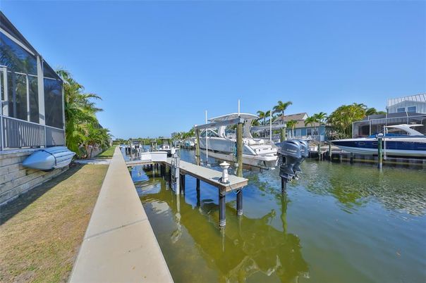 Exterior, Lake