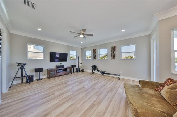 Fitness Equipment, Interior, Living room, Recessed Lighting, Wood Texture Flooring