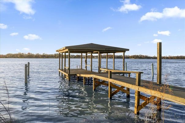 Exterior, Lake