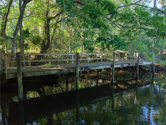 Exterior, Lake