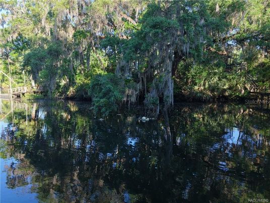 Exterior, Lake