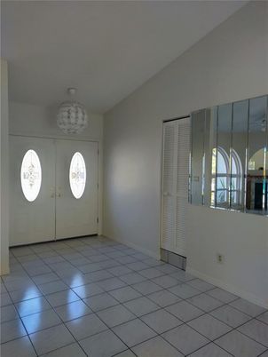 Empty room, Interior