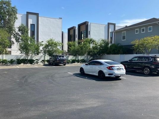 Exterior, Facade, Modern