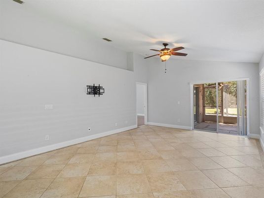 Empty room, Interior