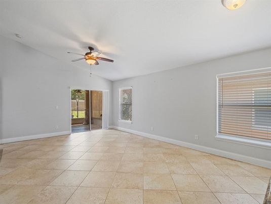 Empty room, Interior